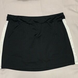 Izod Black and White Skort